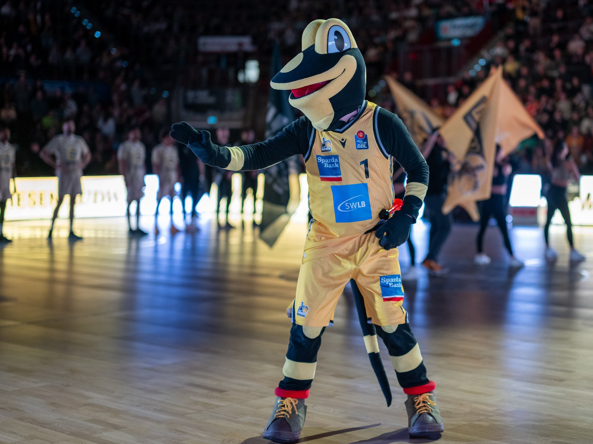 Maskottchen Lurchi der MHP Riesen auf dem Basketballfeld