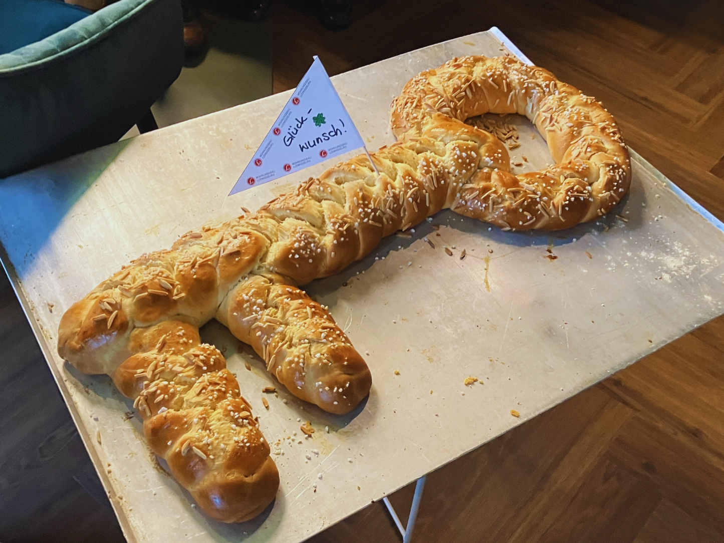 Der symbolische Schlüssel als Eröffnungsgeschenk der WBL an die Cafébetreiber