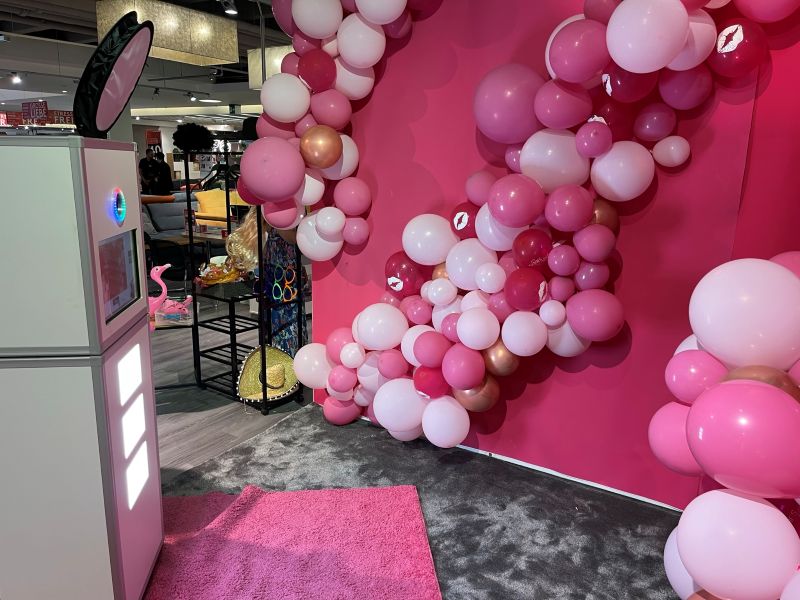 Fotobox mit Ballons als Hintergrund