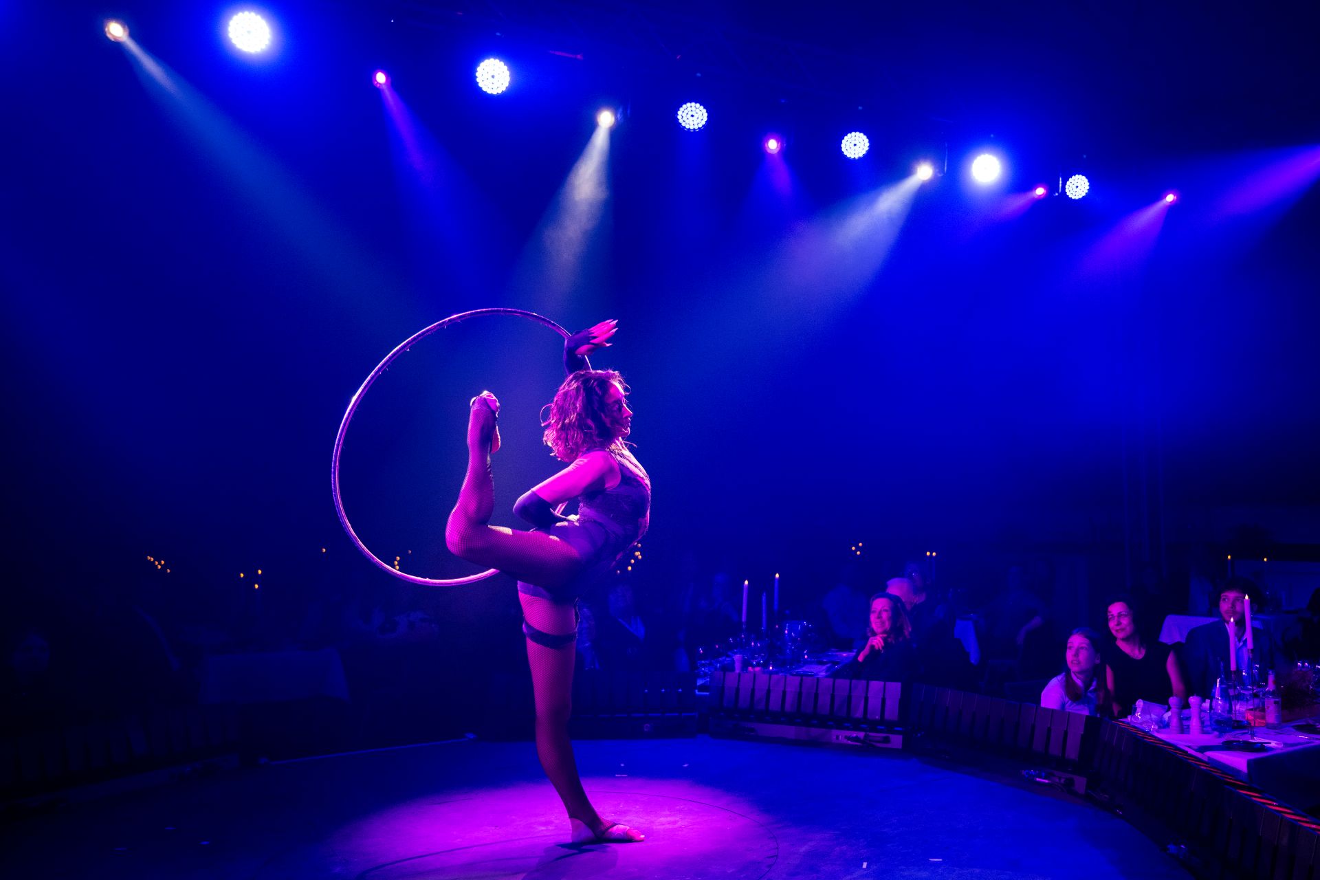 Hula-Hoop-Artistin bei Reithaus Royale