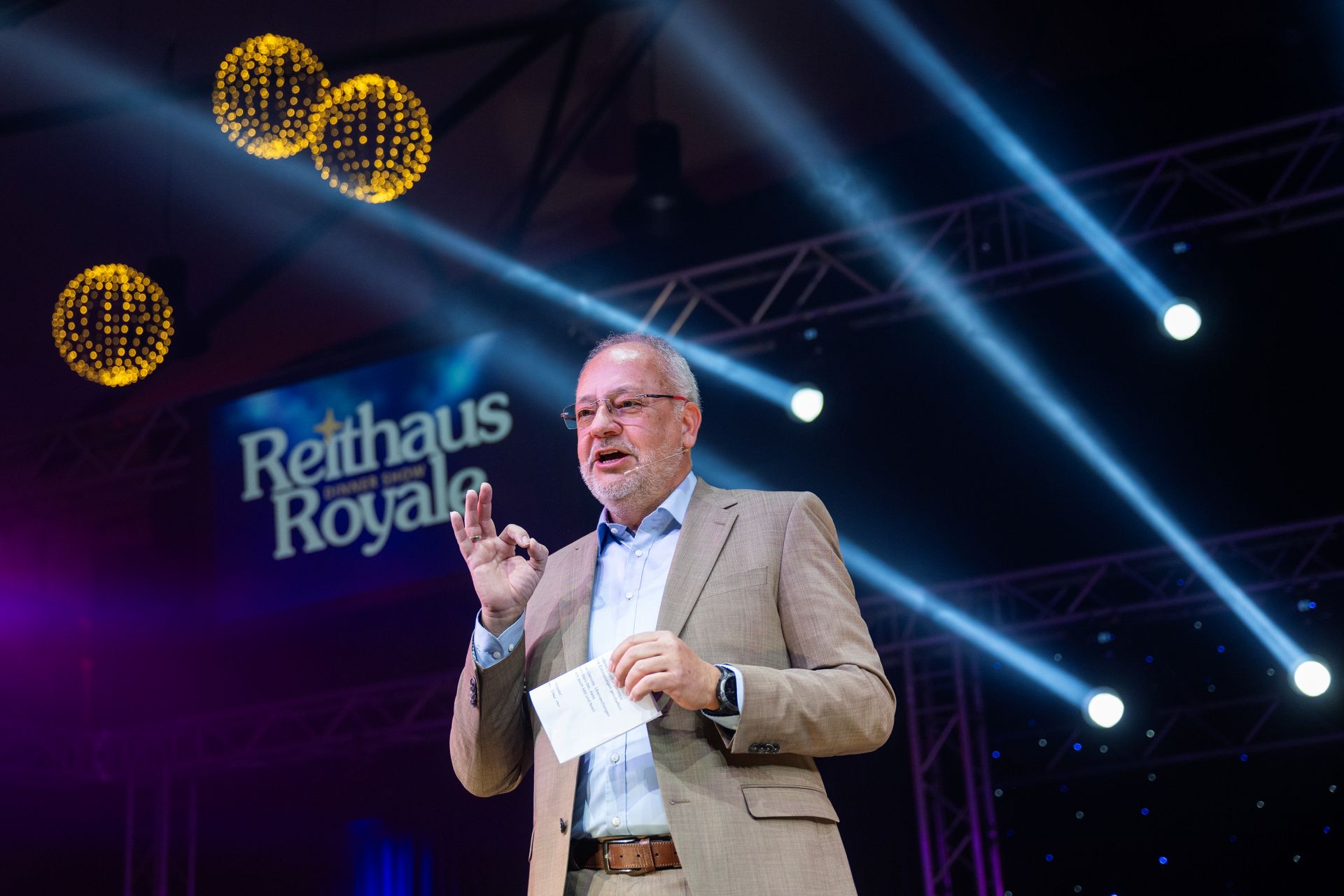 WBL-Geschäftsführer Andreas Veit heißt die Gäste bei Reithaus Royale willkommen.