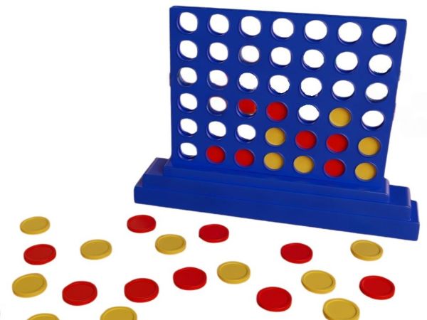 Vier-gewinnt-Spiel mit Spielsteinen