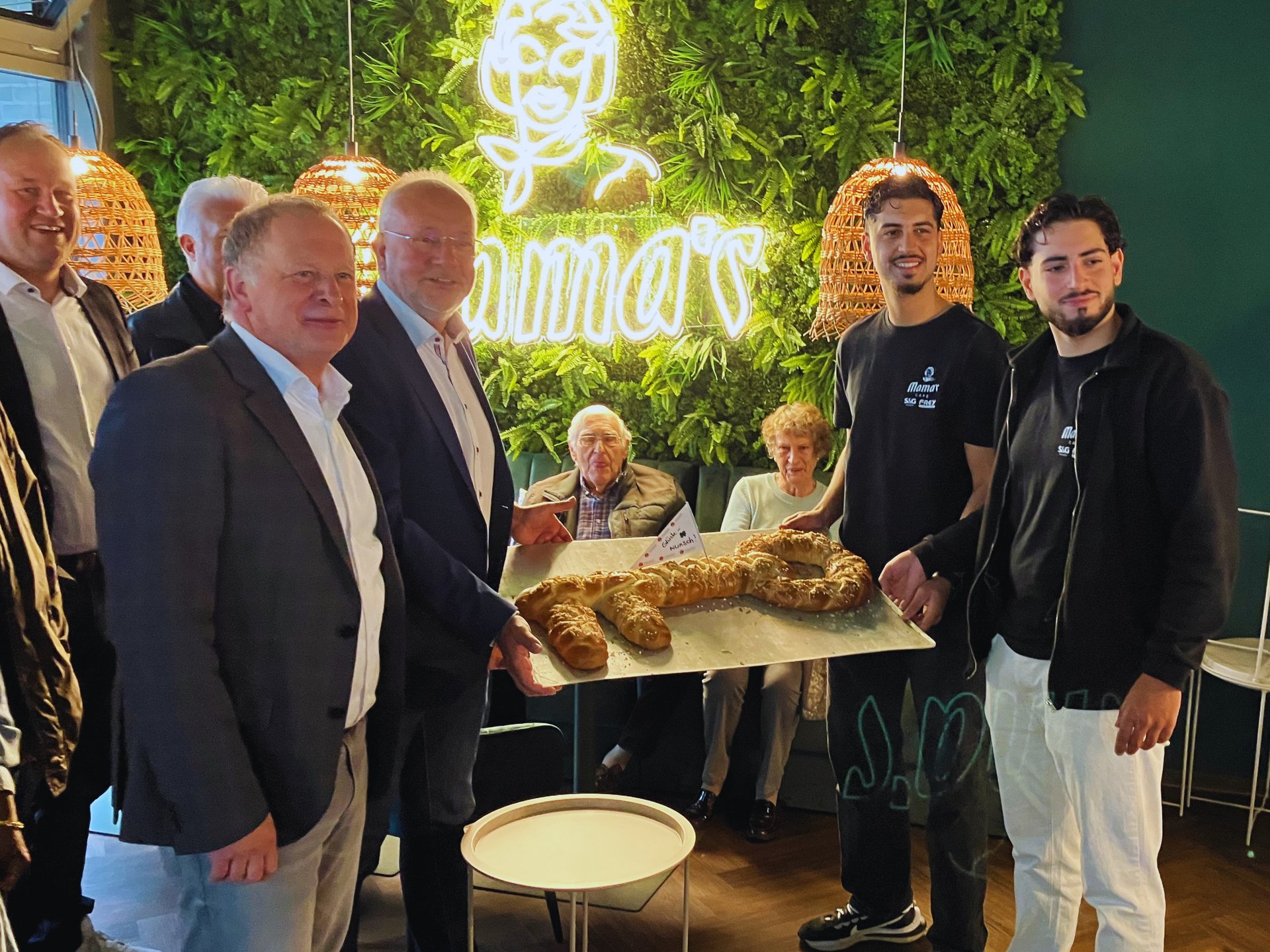 WBL-Mitarbeiter und Cafébetreiber bei der Schlüsselübergabe