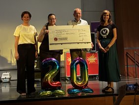 Scheckübergabe bei der Kinderuni