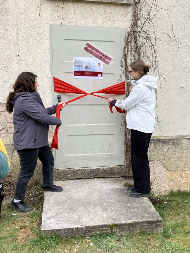 Azubis der WBL eröffnen den Umbau des Trafoturms