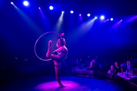 Hula-Hoop-Artistin bei Reithaus Royale