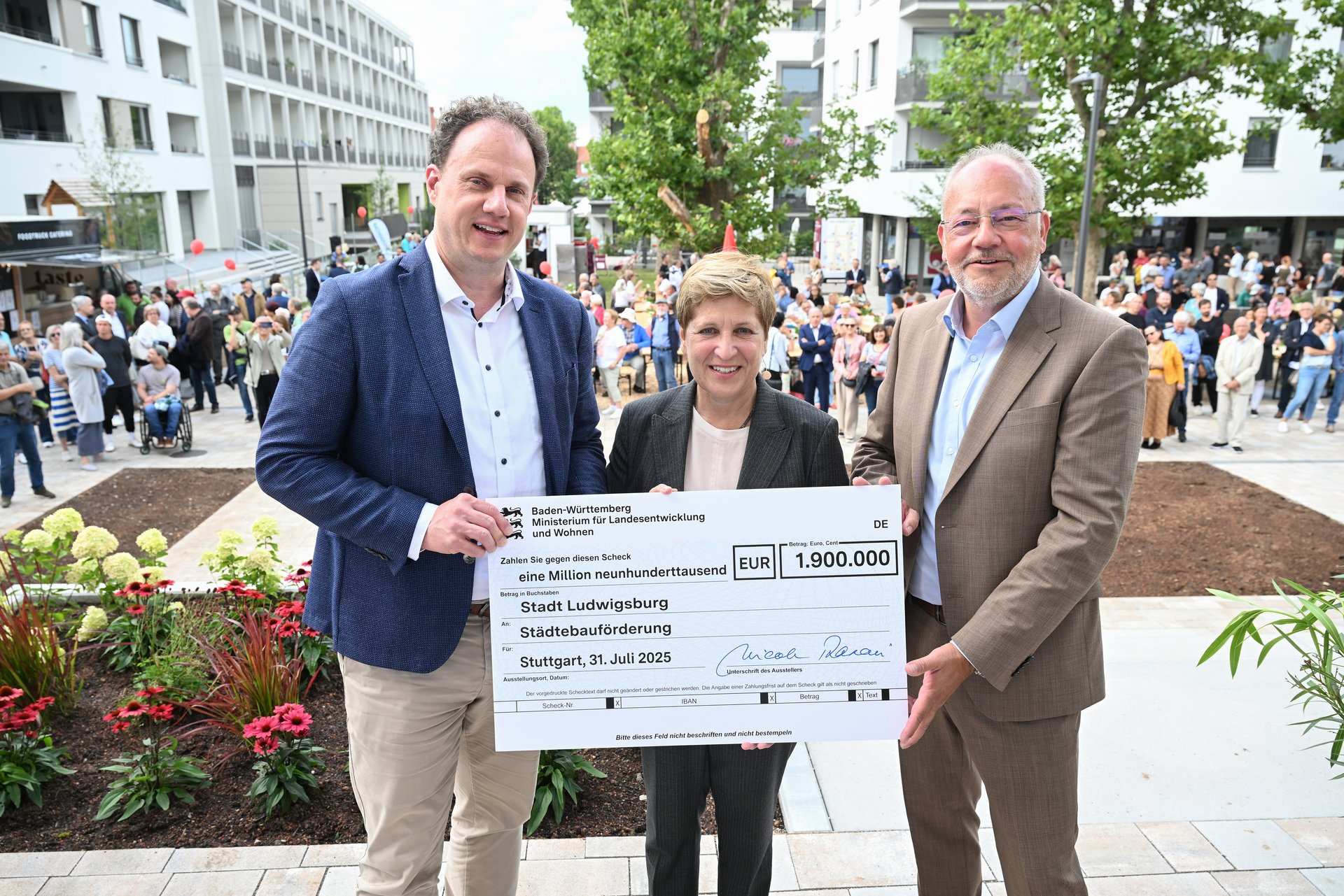 Scheckübergabe Knecht Razavi Veit beim Einweihungsfest im JägerhofQuartier